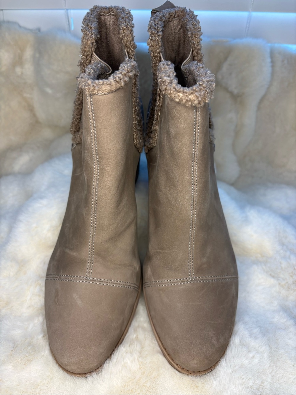 NWOB TOMS Everly Women’s 12 Taupe Grey Faux Shearling Chelsea Boots